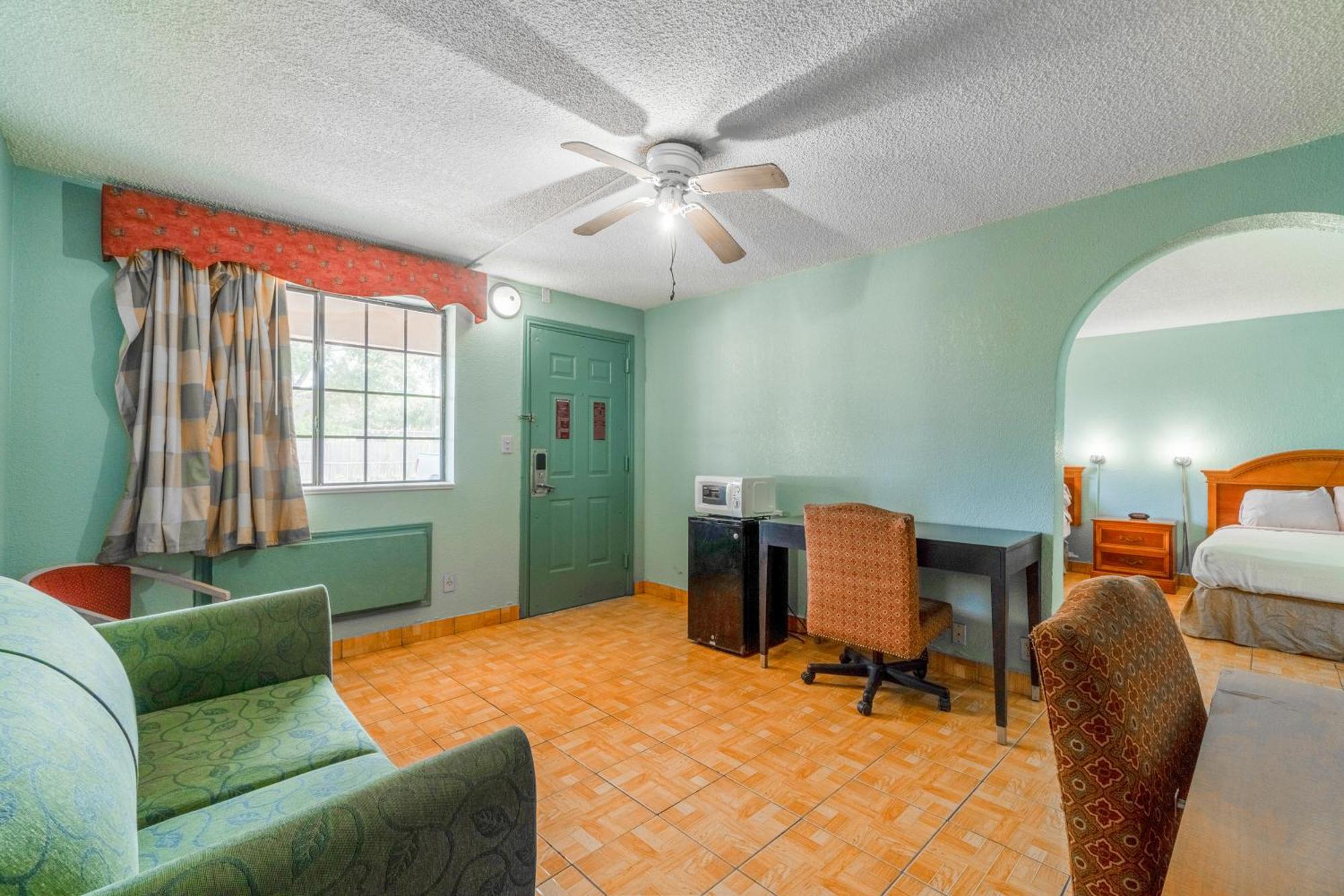 Lone Star Inn & Suites By Oyo Harlingen Tx Exterior photo
