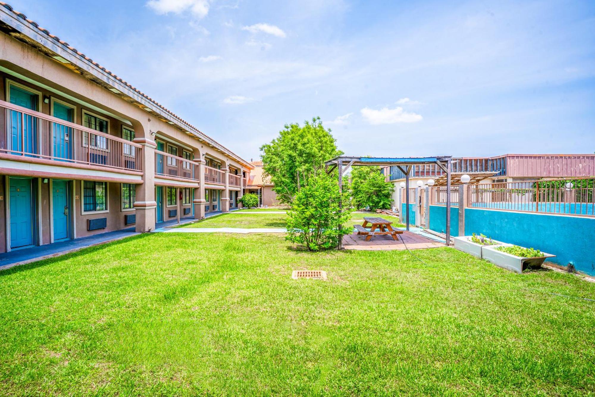 Lone Star Inn & Suites By Oyo Harlingen Tx Exterior photo